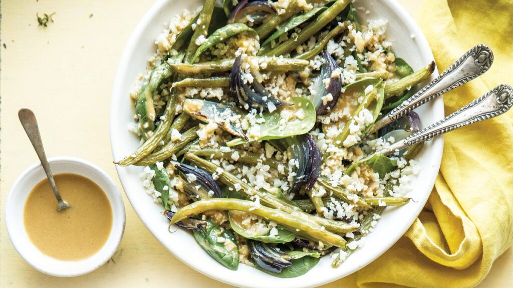 Salade d'épinards et de chou-riz avec vinaigrette aux noix de cajou