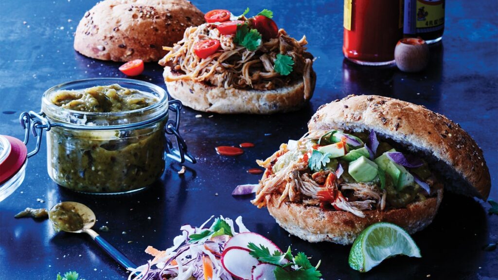 Sandwichs au poulet effiloché à la mijoteuse avec salsa verde Sandwichs au poulet effiloché à la mijoteuse avec salsa verde