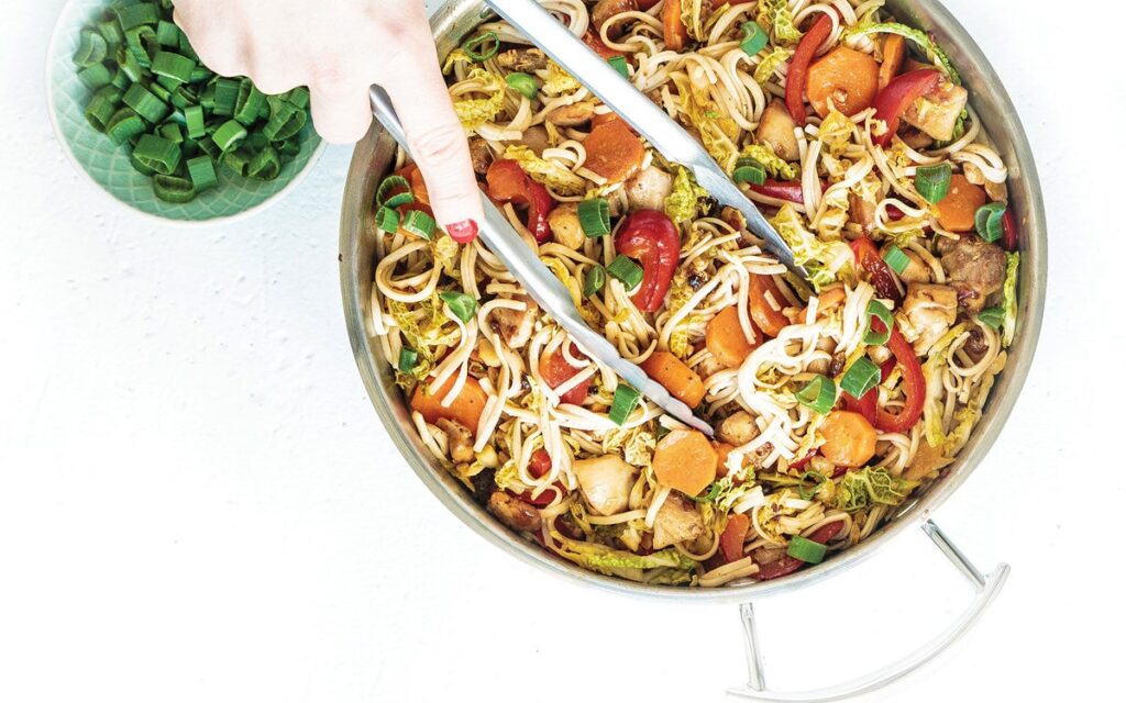 Sauté de poulet et de légumes avec nouilles de riz brun