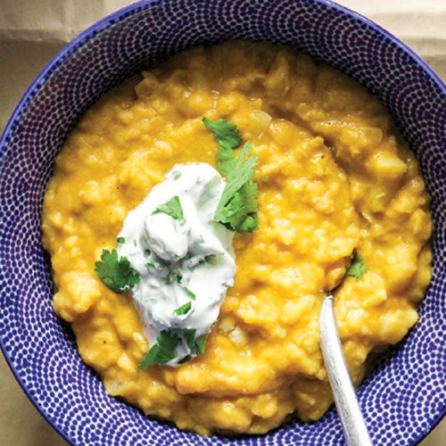 Soupe de chou-fleur et de lentilles rouges avec yogourt à la coriandre