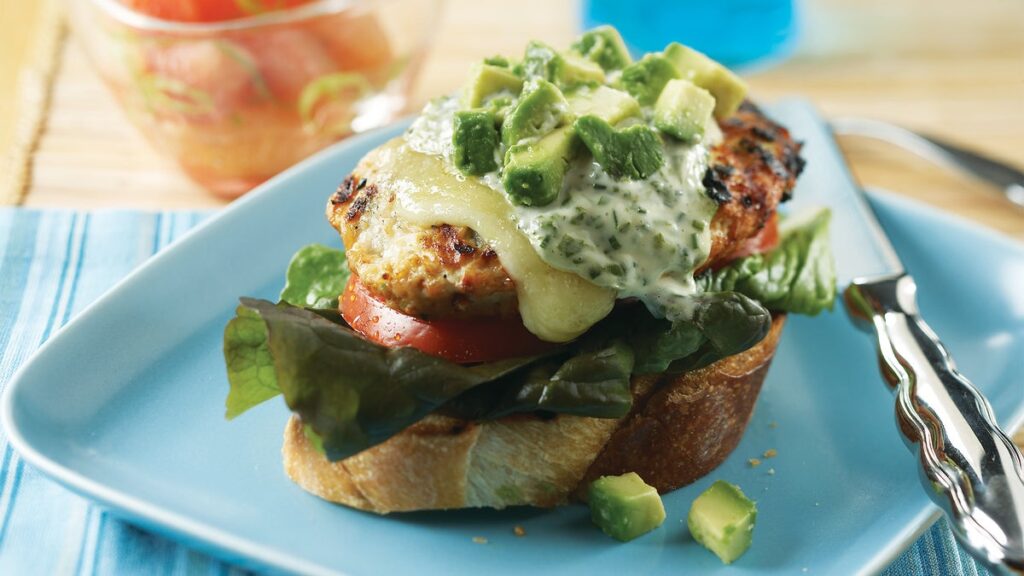 Burgers de poulet avec sauce au yogourt et au basilic