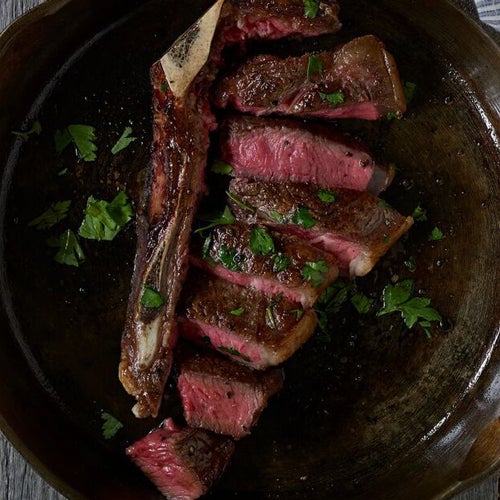 Dîner de steak en fonte avec purée de chou-fleur au beurre