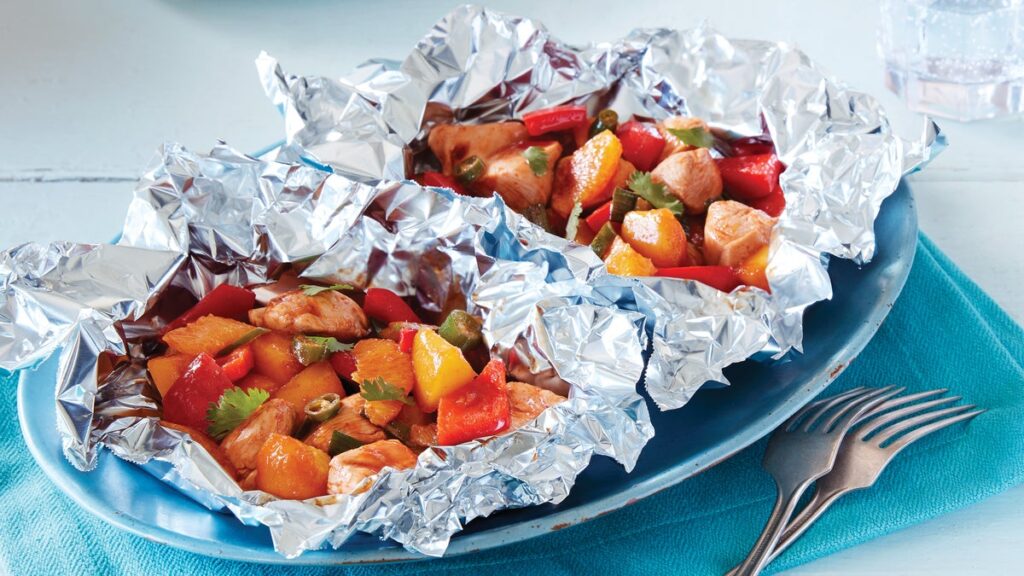 Papillotes de poulet à l'orange et à la mangue