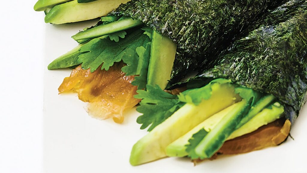 Petits pains au saumon enveloppés de nori avec aïoli au wasabi