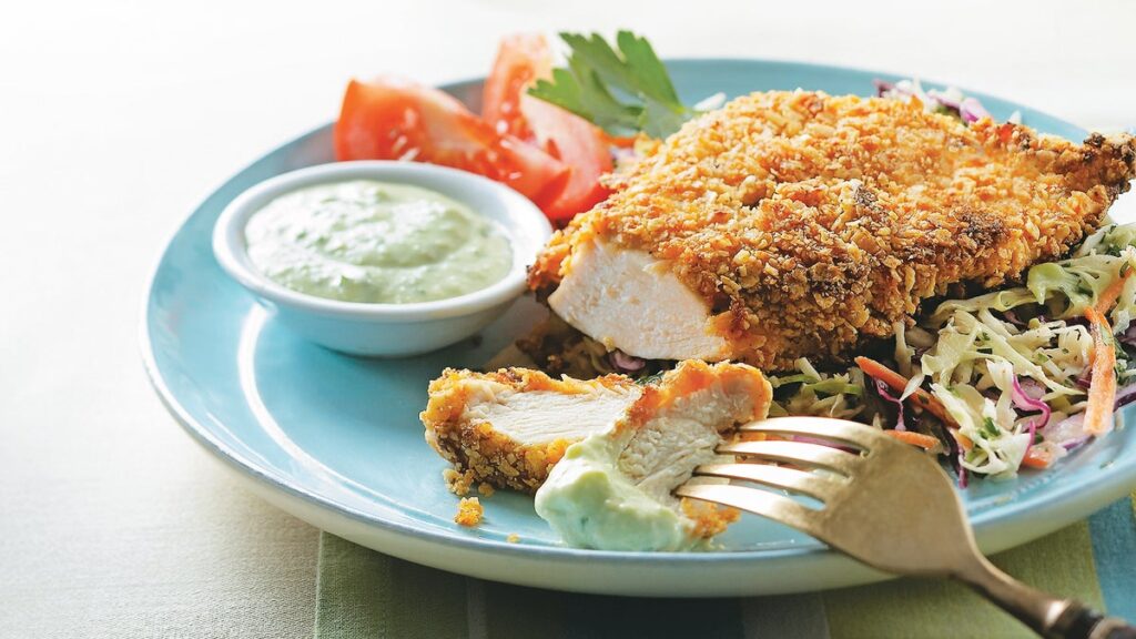 Poulet aux croustilles de tortilla avec sauce épicée à l'avocat