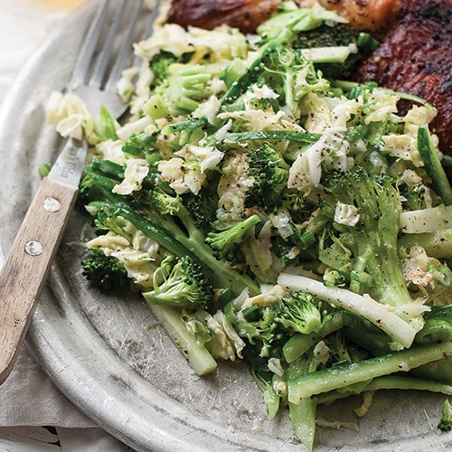 Salade de brocoli, de concombre et de nappa avec vinaigrette à la noix de coco et à la citronnelle