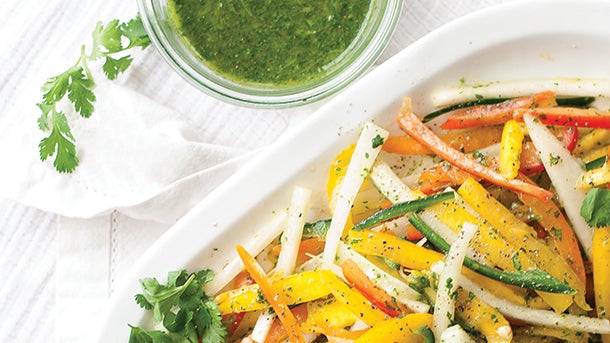 Salade de chou aux poivrons avec vinaigrette à la mangue, au jicama et à la coriandre et à la lime