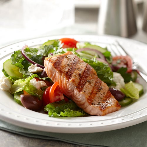 Salade grecque au saumon grillé