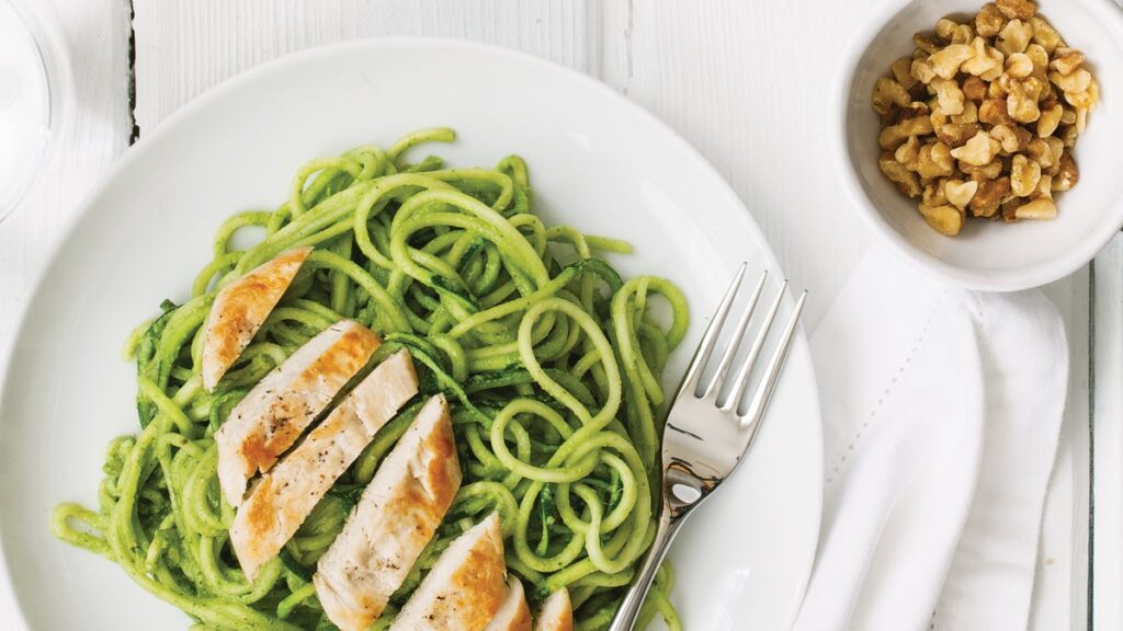 Zoodles au pesto de coriandre et poulet grillé
