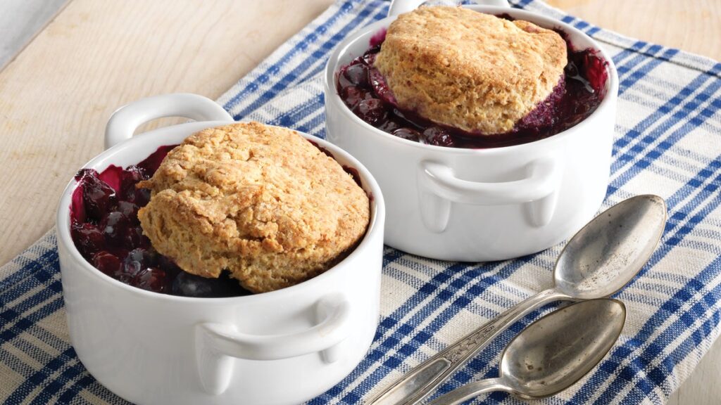 Cordonnier aux bleuets et à la lime avec garniture de biscuits à la semoule de maïs
