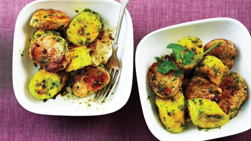 Mélange de porc, de pommes de terre et de plantain avec pesto d'amandes et de coriandre
