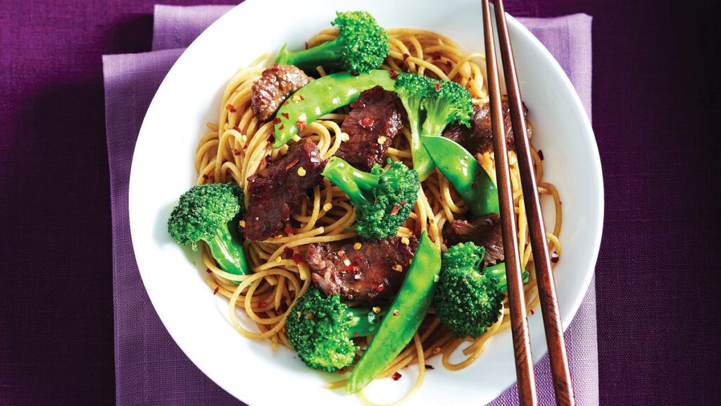 Nouilles style Shanghai avec bœuf, pois mange-tout et brocoli