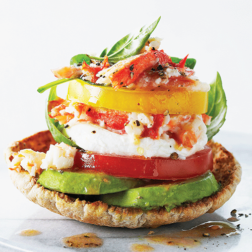 Salade Napoléon de crabe avec vinaigrette aux graines de tomates