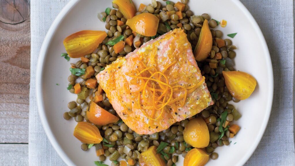 Saumon glacé aux agrumes avec lentilles et betteraves dorées