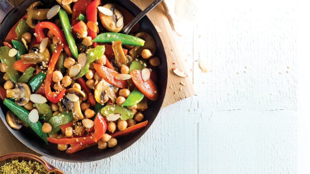 Sauté de pois chiches Kung Pao sur millet frit au sésame