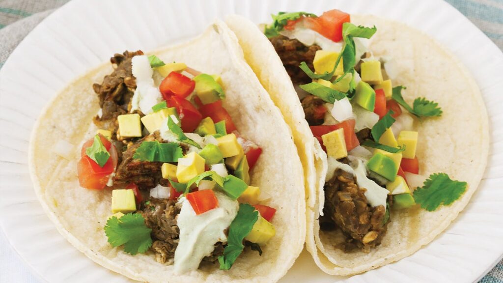 Tacos aux boulettes de viande aux lentilles épicées avec crème de pepita à la lime