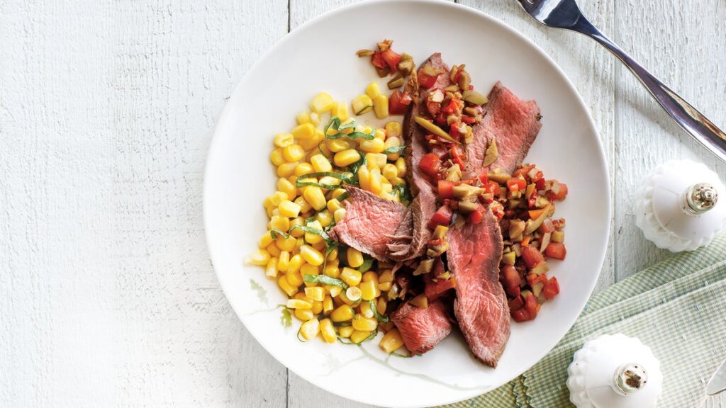 Bifteck garni de relish d'olives sur sauté de basilic et de maïs