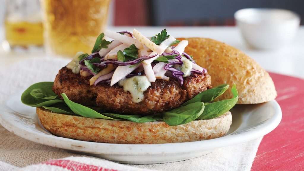 Burgers de porc avec salade de chou asiatique aux poires et gorgonzola
