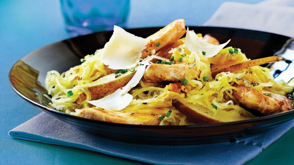 Courge spaghetti au poulet, poires et parmesan