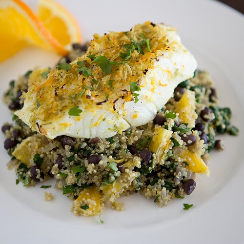 Flétan cubain aux haricots noirs et quinoa à l’orange Flétan cubain aux haricots noirs et quinoa à l'orange