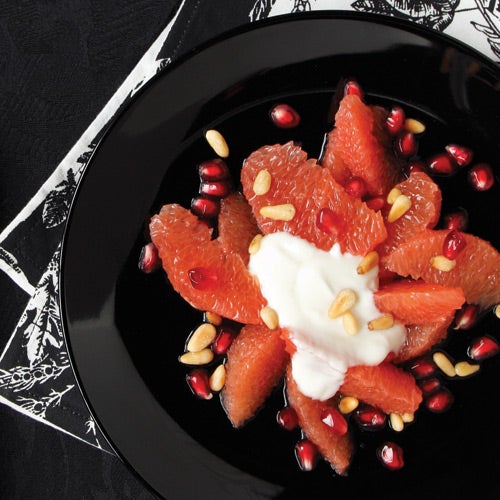 Grenades et pamplemousse avec sauce au miel et au yogourt Grenades et pamplemousse avec sauce au miel et au yogourt