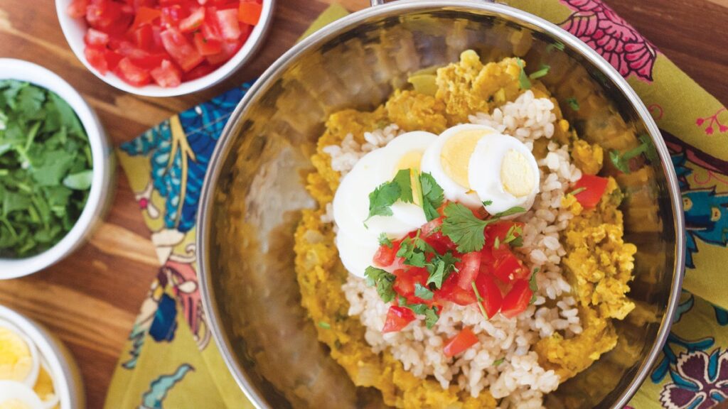 Lentilles corail à l'indienne avec riz et œufs durs
