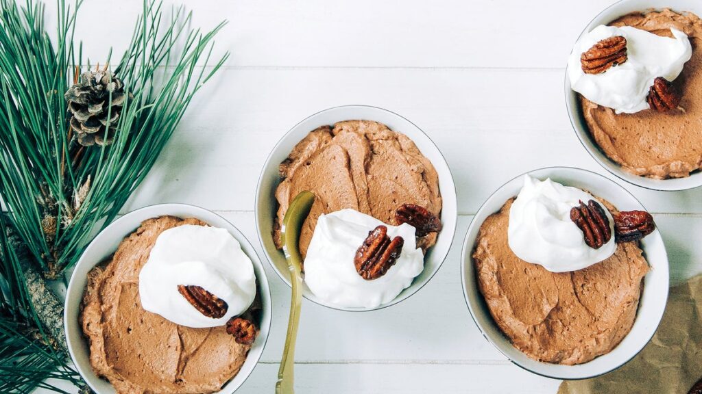 Mousse au chocolat épicée avec garniture fouettée à l'érable et pacanes confites