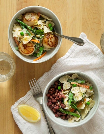 Pâtes papillon citronnées primavera avec pétoncles de baie ou haricots adzuki