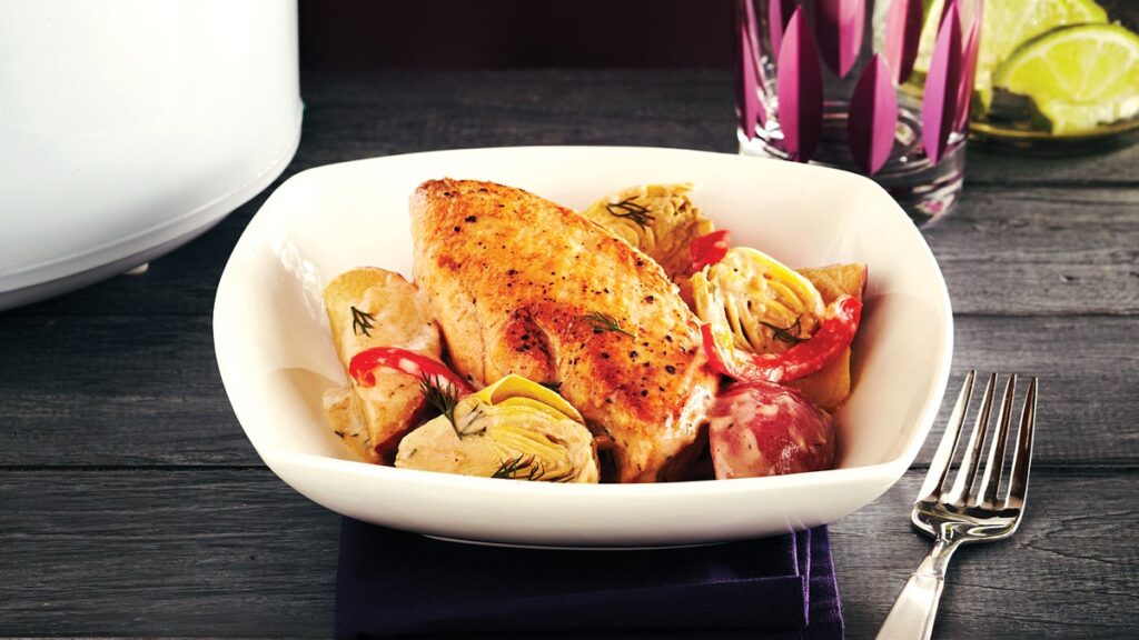 Poulet crémeux au citron avec pommes de terre et artichauts