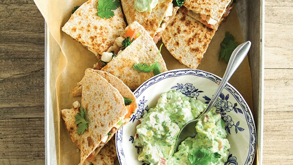 Quesadillas au poulet et au chou frisé au fromage avec guacamole crémeux