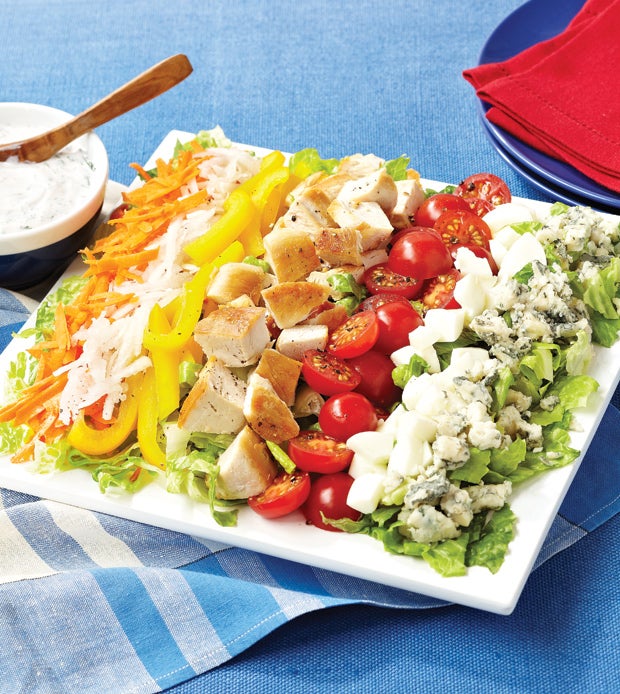 Salade Cobb au fromage rouge, blanc et bleu