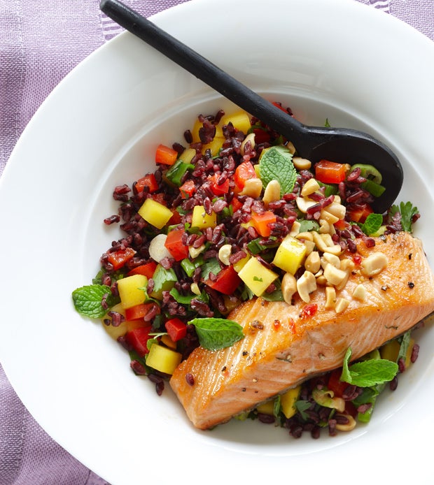 Salade de riz noir thaï au saumon sauvage