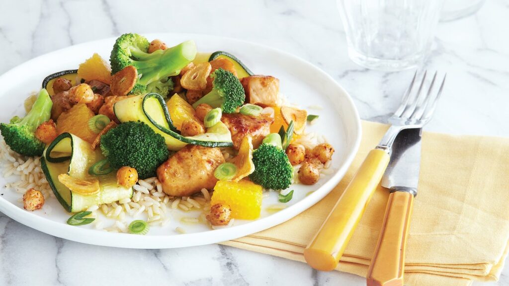 Sauté de poulet à l’orange avec vinaigrette croustillante à l’ail Sauté de poulet à l'orange avec vinaigrette croustillante à l'ail