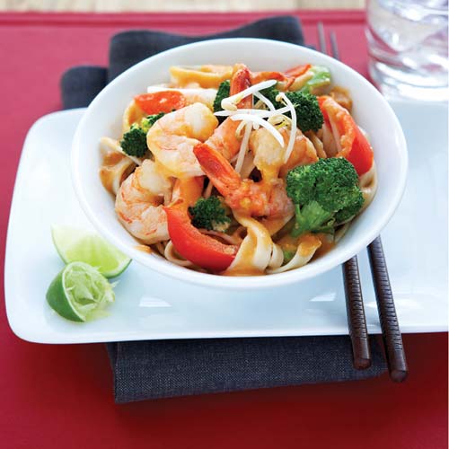 Crevettes thaïlandaises à la noix de coco avec pâtes de riz brun