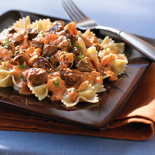 Pâtes au steak et farfalle avec sauce tomate crémeuse