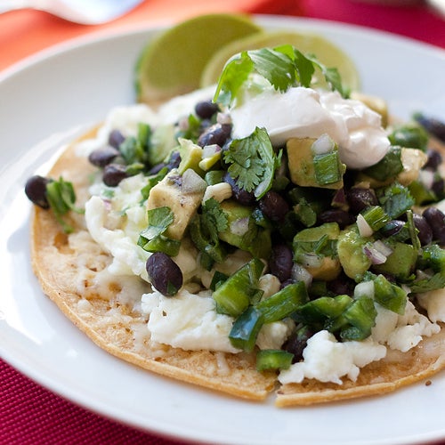 Piles plates de tortillas avec haricots noirs à l'avocat et à la lime