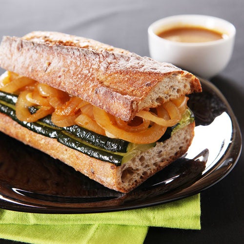 Trempette française maigre avec jus d'oignons doux caramélisés