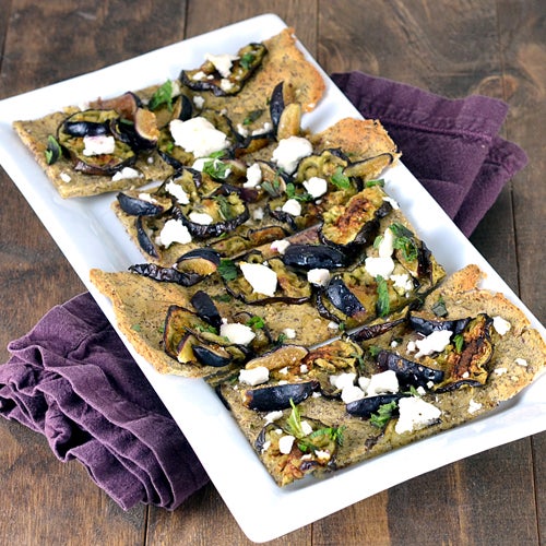 Pain plat aux aubergines, figues et fromage de chèvre