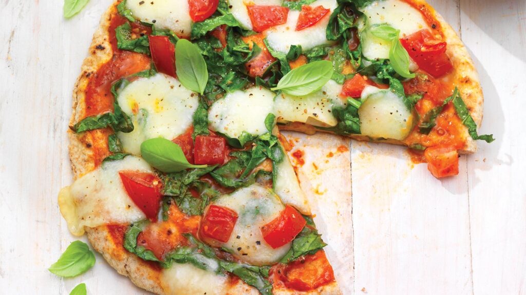 Pizza personnelle à l'ail, aux épinards et à la mozzarella