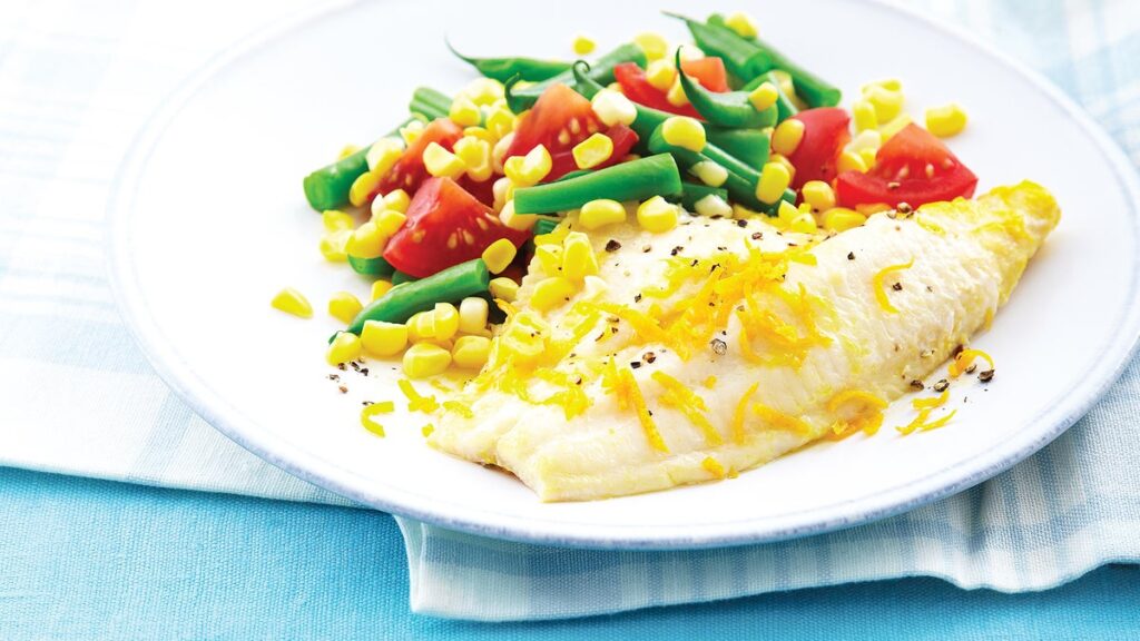 Poisson-chat poché à l'orange avec salade de confettis