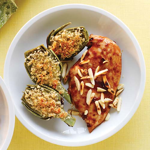 Poulet rôti avec sauce barbecue aux cerises et amandes grillées Poulet rôti avec sauce barbecue aux cerises et amandes grillées