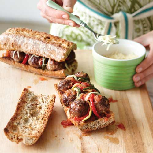 Sous-marin aux boulettes de viande avec légumes rôtis et sauce tomate