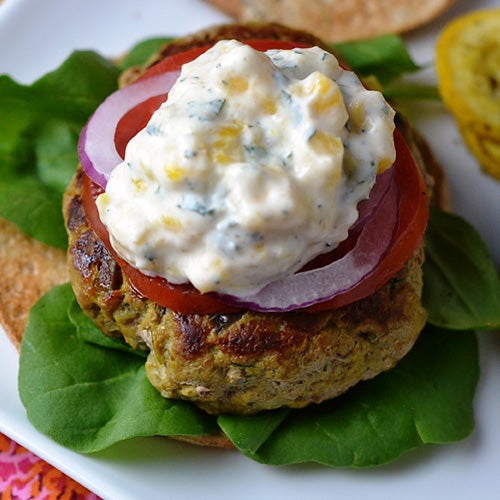 Burgers de dinde aux aubergines au cari avec raïta à la mangue Burgers de dinde aux aubergines au cari avec raïta à la mangue