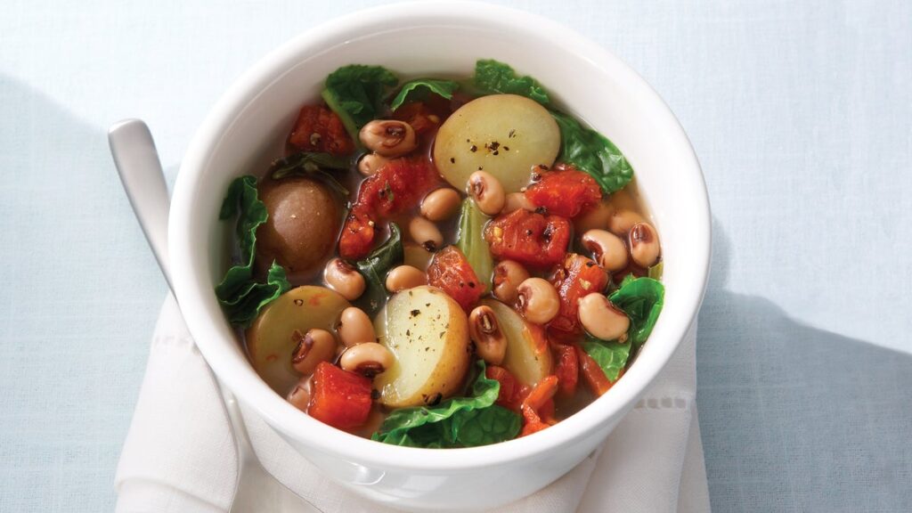 Ragoût de pois aux yeux noirs avec chou vert et pommes de terre
